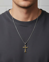 Colar com Pendente Cruz Bicolor em Aço Inoxidável Romanely