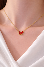 Colar Dourado Borboleta com Detalhe Vermelho em Aço Inoxidável Romanely