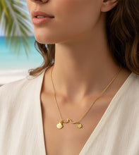 Colar Dourado com Pingentes Onda, Concha e Flor em Aço Inoxidável Romanely