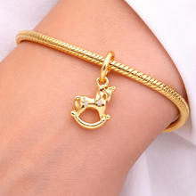 Encantador colgante de caballo de madera dorado con circonita cúbica S925 Charm Romanely