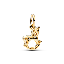 Encantador colgante de caballo de madera dorado con circonita cúbica S925 Charm Romanely