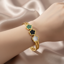 Bracelet Dourada com Flores Verde, Preta e Branca em Aço Inoxidável Romanely