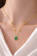 Colar Flor da Sorte Dourado com Detalhe Verde em Aço Inoxidável Romanely