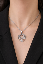 Colar Prateado com Pingente Coração Radiante em Aço Inoxidável Romanely